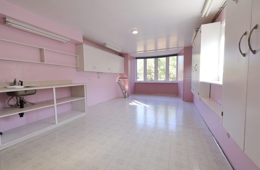 Craft/hobby room